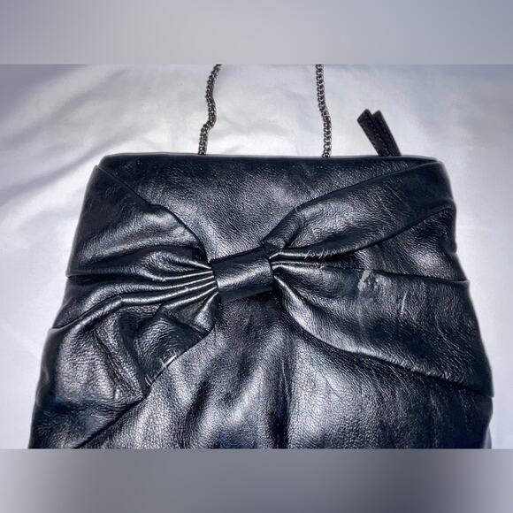 GAP FAUX BLACK LEATHER BOW EXPANDABLE MAGNETIC CLUTCH PURSE CHAIN STRAP - Picture 2 of 11